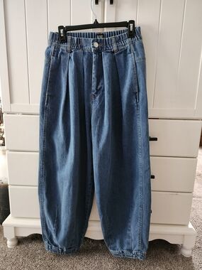 BDG Relaxed Pleat Front Womens Jeans with Barrel Leg and Cuffed Bottom Sz S